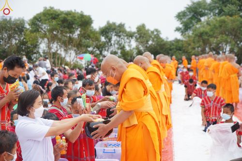 ภาพ No.50648:ประมวลภาพพิธีตักบาตร ณ วัดแม่แพ จ.แม่ฮ่องสอน เนื่องในวันธรรมชัย
