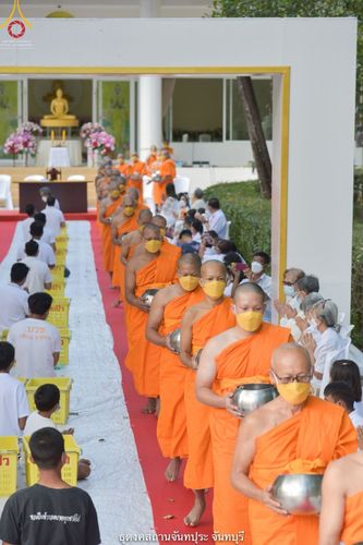 ภาพ No.41056:พิธีตัดปอยผม ปลงผม ขอขมารับผ้าไตรและพิธีบรรพชา ในโครงการอุปสมบท บูชาธรรมมหาปูชนียาจารย์ ประจำปี 2564 ชุดที่ 19