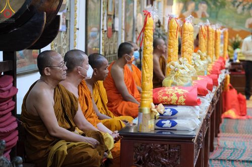 ภาพ No.47924:ประมวลภาพมูลนิธิธรรมกาย ถวายเทียนพรรษา อัญเชิญพระธาตุถวายวัดเถรวาทเวียดนาม