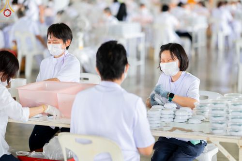 ภาพ No.49448:ประมวลภาพสาธุชนร่วมรับบุญ แกะถ่าน Led วันที่ 10 สิงหาคม พ.ศ. 2565 ณ วัดพระธรรมกาย