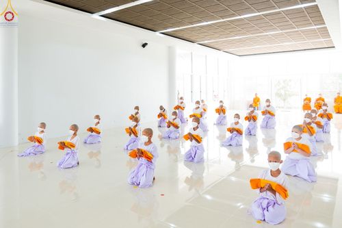 ภาพ No.44606:ประมวลภาพพิธีบรรพชา โครงการบรรพชาสามเณรฟื้นฟูพระพุทธศาสนาทั่วไทย ณ ศูนย์ปฎิบัติธรรมสมุทรปราการ