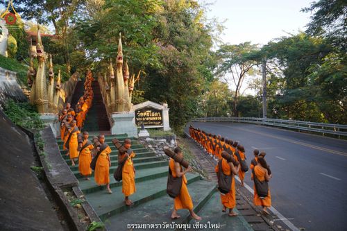 ภาพ No.39969:คณะพระภิกษุ - สามเณร วัดบ้านขุนกว่า ๓๐๐ รูป เดินธรรมยาตราฉลองแชมป์บาลี ๒๕๖๔
