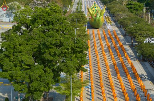 ภาพ No.43243:พิธีอัญเชิญมยุรนาวากาศ บูชาธรรมมหาปูชนียาจารย์ วันพฤหัสบดีที่ 3 กุมภาพันธ์ พ.ศ. 2565