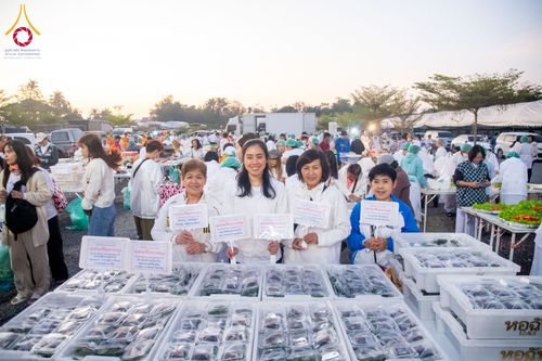 ภาพ No.196909:พิธีถวายภัตตาหารเป็นสังฆทาน แด่พระธรรมยาตรา ณ วัดโบสถ์(บน) ตำบลบางคูเวียง อำเภอบางกรวย จังหวัดนนทบุรี ในโครงการธรรมยาตรา กตัญญูบูชา มหาปูชนียาจารย์ พระมงคลเทพมุนี(สด จนฺทสโร) พระผู้ปราบมาร อนุสรณ์สถาน 7 แห่ง ปีที่ 13 วันที่ 18 มกราคม พ.ศ. 2568