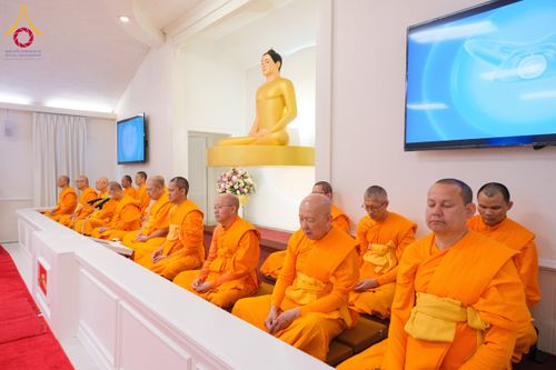 ภาพ No.62370:คณะศิษยานุศิษย์รวมใจสถาปนาและสมโภช ธรรมจักร เพื่ออัญเชิญประดิษฐาน ณ ยอดอุโบสถ 80 ปี หลวงพ่อธัมมชโย วัดพระธรรมกายนิวเจอร์ซี ประเทศสหรัฐอเมริกา  วันอาทิตย์ที่ 7 เมษายน พ.ศ. 2567