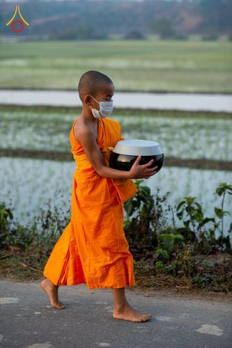 ภาพ No.76376:คณะสงฆ์และสามเณรบิณฑบาต ประเทศบังกลาเทศ วันที่ 11 กุมภาพันธ์ พ.ศ. 2566