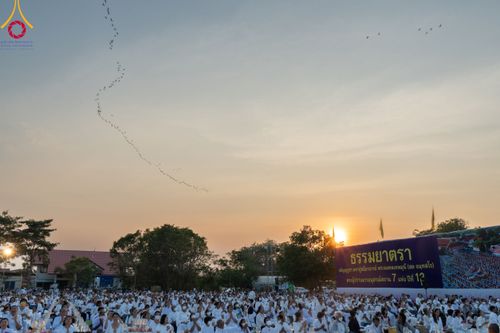 ภาพ No.112163:พิธีจุดประทีปถวายเป็นพุทธบูชา และบูชาธรรมมหาปูชนียาจารย์ พระมงคลเทพมุนี(สด จนฺทสโร) ในโครงการธรรมยาตรา กตัญญูบูชา มหาปูชนียาจารย์ พระมงคลเทพมุนี(สด จนฺทสโร) พระผู้ปราบมาร อนุสรณ์สถาน 7 แห่ง ปีที่ 12 วันที่ 14 มกราคม พ.ศ. 2567 ณ วัดสองพี่น้อง อ.สองพี่น้อง