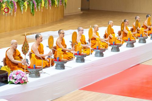 ภาพ No.209025:พระบาทสมเด็จพระเจ้าอยู่หัว ทรงมีพระราชศรัทธาทรงพระกรุณาโปรดเกล้าฯ ให้บำเพ็ญพระราชกุศลถวายภัตตาหารพระราชทาน การสอบบาลีสนามหลวง ณ วัดพระธรรมกาย ย อ.คลองหลวง จ.ปทุมธานี วันที่ 23-24 กุมภาพันธ์ พ.ศ. 2568