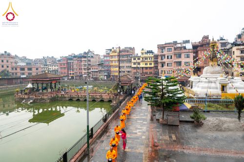 ภาพ No.132529:สามเณรเนปาล บิณฑบาต ย่านทาเมล เมืองกาฐมาณฑุ และเมืองปาฏัน ในโครงการบรรพชา 1,250 รูป ประเทศเนปาล วันที่ 20 มีนาคม พ.ศ. 2567