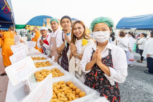 ภาพ No.201796:พิธีถวายภัตตาหารเป็นสังฆทาน แด่พระธรรมยาตรา ณ อนุสรณ์สถานบางปลา วัดบางปลา อำเภอบางเลน จังหวัดนครปฐม ในโครงการธรรมยาตรา กตัญญูบูชา มหาปูชนียาจารย์ พระมงคลเทพมุนี(สด จนฺทสโร) พระผู้ปราบมาร อนุสรณ์สถาน 7 แห่ง ปีที่ 13 วันที่ 26 มกราคม พ.ศ. 2568