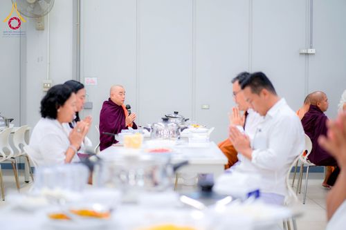 ภาพ No.327673:วันที่ 1-6 พฤษภาคม พ.ศ.2569 ต้อนรับชาวต่างชาติ พระภิกษุ คณะชาวเมียนมาร์  อุบาสิกาชาวอินเดีย เยี่ยมชมวัดพระธรรมกายและสักการะพระมหาธรรมกายเจดีย์