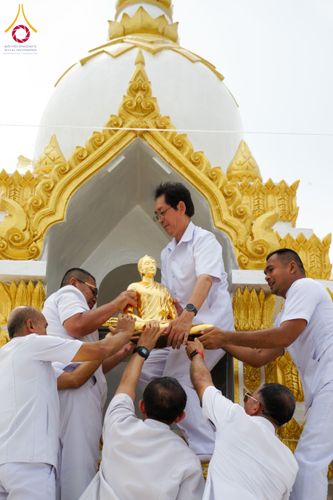 ภาพ No.131439:พิธีอัญเชิญพระบรมสารีริกธาตุ และองค์พระพุทธรัตนกายสิทธิ์ ติดตั้งองค์พระเจดีย์จตุรทิศ ถวายองค์พระเจดีย์ ลานธรรมและกำแพงแก้ว ถวายเป็นพุทธบูชา น้อมถวายบูชาธรรมหลวงพ่ออายุวัฒนมงคล ๘๐ พรรษา วันเสาร์ที่ ๑๖ มีนาคม พ.ศ. ๒๕๖๗ ณ วัดเขาพญาปราบ ต.ตะขบ อ.ปักธงชัย จ.น