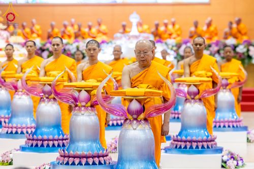 ภาพ No.215700:วันอาทิตย์ต้นเดือนที่ 6 เมษายน พ.ศ. 2568 พิธีทอดผ้าป่าสมทบ เพื่องานถวายมหาสังฆทาน 40,000 กว่าวัดทั่วประเทศ ณ สภาธรรมกายสากล วัดพระธรรมกาย