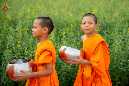 ภาพ No.217929:วันศุกร์ที่ 11 เมษายน พ.ศ. 2568 พระและสามเณร 99 รูป จากศูนย์ปฏิบัติธรรมระยอง(บ้านช่องลม) บิณฑบาต ณ ทุ่งปอเทือง ต.บางบุตร อ.บ้านค่าย จ.ระยอง เพื่อเป็นการฝึกสามเณรภาคฤดูร้อน ผ่านกิจวัตรบิณฑบาตในพื้นที่ชุมชน