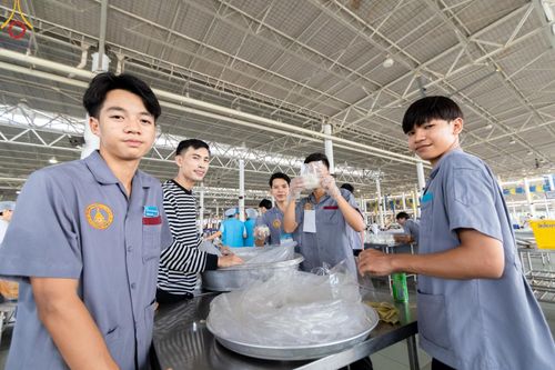 ภาพ No.58811:V.40 ภัตตาหารพระหมื่นวัด เราจัดให้ การปฏิบัติงานของเจ้าหน้าที่และอาสาสมัคร เพื่อรับบุญในการถวายภัตตาหาร แด่คณะสงฆ์ 10,000 กว่าวัดทั่วประเทศ ที่มาร่วมงานวันคุ้มครองโลก จันทร์ที่ 22 เมษายน พ.ศ. 2567 ณ วัดพระธรรมกาย