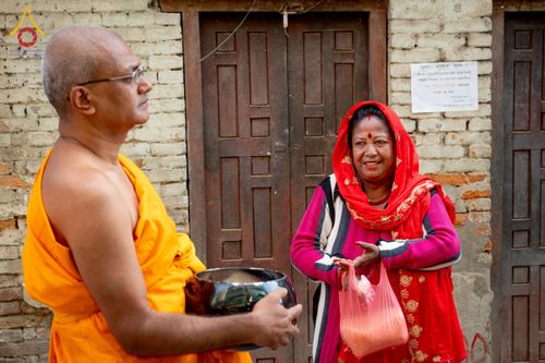 ภาพ No.213102:วันที่ 17 - 18 มีนาคม พ.ศ. 2568 คณะสงฆ์และสามเณรเดินบิณฑบาต รอบเมืองในพื้นที่ วัดสยมภูวนาถและราชวังปาตัน ณ เมืองกาฐมาณฑุ ประเทศเนปาล