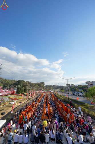 ภาพ No.187141:พิธีตักบาตรพระ ๕๐๐ รูป "สร้างบุญใหญ่ ส่งท้ายปีเก่า ต้อนรับปีใหม่ ๒๕๖๘" วันเสาร์ที่ ๒๘ ธันวาคม พ.ศ. ๒๕๖๗ ณ ถนนหน้าที่ว่าการอำเภอภูเรือ จังหวัดเลย