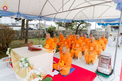 ภาพ No.220876:วันที่ 13 เมษายน พ.ศ. 2568 พิธีโปรยรัตนชาติปฐมเริ่มสถาปนาเจดีย์ และ พิธีเปิดหมู่บ้านปฏิบัติธรรม เพื่อการบรรลุธรรม ณ วัดป่าธรรมกายนานาชาติโทชิหงิ  ประเทศญี่ปุ่น