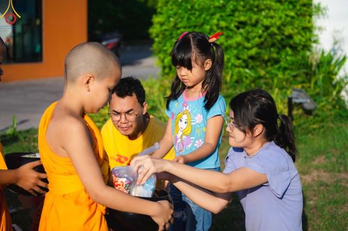 ภาพ No.57840:กิจกรรมบิณฑบาตของสามเณร โครงการบรรพชาสามเณร ฟื้นฟูพระพุทธศาสนาทั่วไทย ธุดงคสถานชลบุรี ณ ชุมชนบ้านห้วยเหียน ตำบลบ่อวิน  อำเภอศรีราชา จังหวัดชลบุรี วันที่ 27 เมษายน พ.ศ. 2567