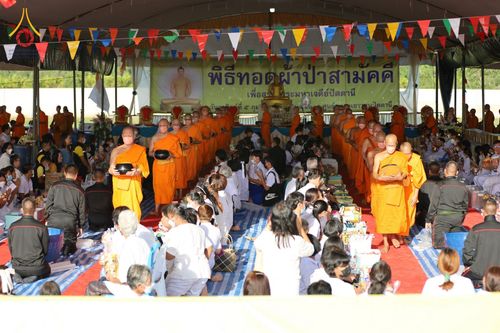 ภาพ No.76185:พิธีกลั่นแผ่นดินสร้างมหาเจดีย์ปัตตานี , พิธีตักบาตรแด่พระภิกษุสงฆ์ 159 รูป ,  พิธีทอดผ้าป่า , พิธีโปรยรัตนชาติ ,  พิธีจุดประทีปถวายเป็นพุทธบูชา ณ ศูนย์อบรมเยาวชนปัตตานี จ.ปัตตานี วันอาทิตย์ที่ 5 กุมภาพันธ์ พ.ศ.2566