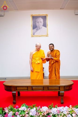 ภาพ No.222967:วันที่ 23 เมษายน พ.ศ. 2568 หลวงพ่อทัตตชีโวต้อนรับคณะสงฆ์ World Pec ณ อาคาร 100 ปี คุณยายมหารัตนอุบาสิกาจันทร์ ขนนกยูง วัดพระธรรมกาย