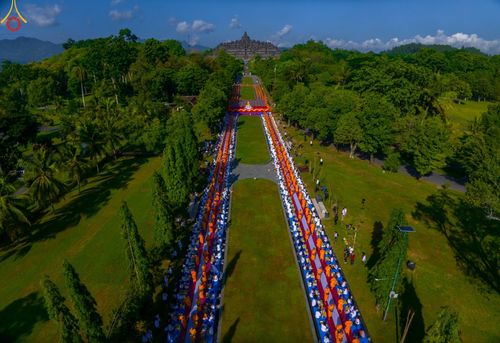 ภาพ No.103296:พิธีตักบาตรพระธรรมทายาท 1,000 รูป ณ มหาเจดีย์บุโรพุทโธ ประเทศอินโดนีเซีย ในวันที่ 20 ธันวาคม พ.ศ. 2566