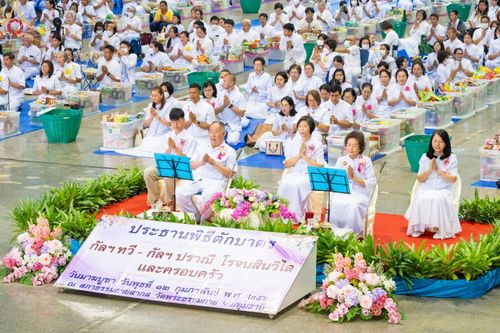 ภาพ No.207227:พิธีตักบาตร และปฏิบัติธรรมช่วงสาย ในวันมาฆบูชา วันพุธที่ 12 กุมภาพันธ์ พ.ศ. 2568 ณ วัดพระธรรมกาย จังหวัดปทุมธานี