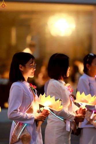 ภาพ No.229550:วันเสาร์ที่ 26 เมษายน พ.ศ. 2568 คณะพระภิกษุสามเณรในโครงการบรรพชาหมู่ 81 รูป  วัดภาวนาโซล ประเทศเกาหลีใต้ ได้ร่วมกับคณะสาธุชนคนไทยในเกาหลีใต้  ร่วมกันเดินขบวนอัญเชิญโคมดอกบัว  เพื่อบูชาแด่องค์สมเด็จพระสัมมาสัมพุทธเจ้า  ในงานเทศกาลวิสาขบูชานานาชาติ ประจำปี