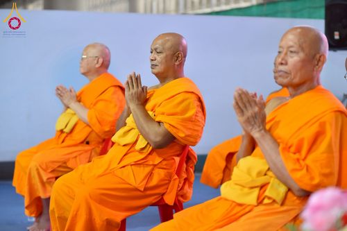 ภาพ No.238089:วันอังคารที่ 12 สิงหาคม พ.ศ. 2568 กิจกรรมวันแม่แห่งชาติ พิธีเปิดห้องปฎิบัติธรรม "กลางใส ใจสว่าง" (World Inner Peace Meditation Room) พิธีลูกกราบคุณแม่-คุณพ่อ พิธีทอดผ้าป่ากองทุนเลี้ยงพระ&กฐิน 30,000 วัด(บูชาธรรมหลวงพ่อ) พิธีไถ่โคท้อง 2 ตัว  ณ วิหารคด 2 ว