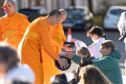 ภาพ No.173100:พิธีกฐินปุญญรังสีเศรษฐี ณ วัดพระธรรมกายนิวคาสเซิล สหราชอาณาจักร วันอาทิตย์ที่ 27 ตุลาคม พ.ศ. 2567
