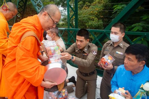 ภาพ No.102010:พิธีตักบาตรพระ 111 รูป ณ สะพานประวัติศาสตร์  อ.ปาย จ.แม่ฮ่องสอน วันอาทิตย์ที่ 10 ธันวาคม พ.ศ. 2566