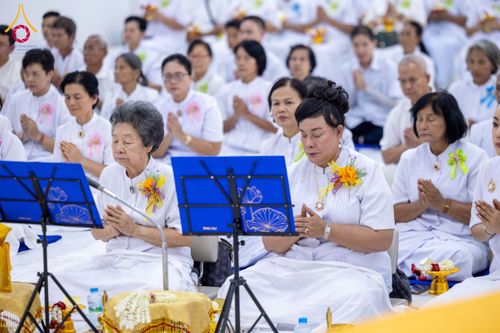 ภาพ No.160793:พิธีเจริญพระพุทธมนต์ และปิดแผ่นทองรูปเหมือน พระเดชพระคุณพระมงคลเทพมุนี (สด จนฺทสโร) พระผู้ปราบมาร จำนวน 3 องค์ วันเสาร์ที่ 5 ตุลาคม พ.ศ. 2567 ณ อาคารปลูกศรัทธา 2 (ชานชลาเดิม) วัดพระธรรมกาย อ.คลองหลวง จ.ปทุมธานี