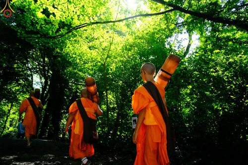 ภาพ No.148789:คณะสงฆ์และสามเณร วัดพระธรรมกายแมนเชสเตอร์  สหราชอาณาจักร จัดเดินธรรมยาตราที่ Peak District National Park , New Mills central , Upper Derwent Visitor Centre, Hope Valley วันอังคารที่ 6 สิงหาคม พ.ศ. 2567