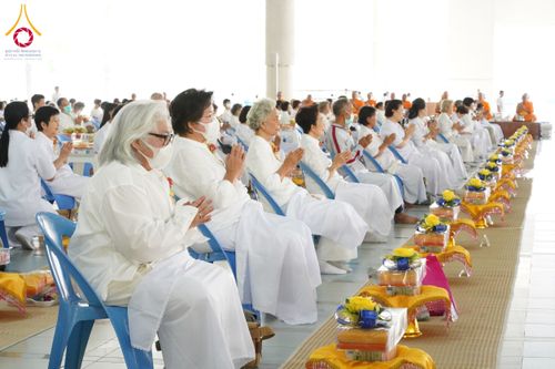 ภาพ No.198054:พิธีถวายภัตตาหารแด่พระภิกษุ สามเณร  บูชาธรรมคุณยายอาจารย์มหารัตนอุบาสิกาจันทร์ ขนนกยูง เนื่องในวาระวันคล้ายวันเกิดครบ 116 ปี วันอาทิตย์ที่ 19 มกราคม พ.ศ. 2568 ณ หอฉันคุณยายอาจารย์ฯ วัดพระธรรมกาย