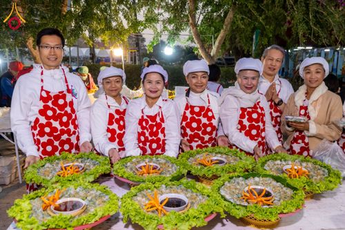 ภาพ No.195596:สาธุชนถวายภัตตาหารเป็นสังฆทาน แด่พระธรรมยาตรา ณ วัดสองพี่น้อง ต.ต้นตาล อ.สองพี่น้อง จ.สุพรรณบุรี ในโครงการธรรมยาตรา กตัญญูบูชา มหาปูชนียาจารย์ พระมงคลเทพมุนี(สด จนฺทสโร) พระผู้ปราบมาร อนุสรณ์สถาน 7 แห่ง ปีที่ 13 วันที่ 15 มกราคม พ.ศ. 2568