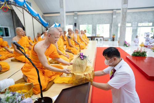 ภาพ No.86041:งานบุญครบรอบ 12 ปี ณ ศูนย์อบรมเยาวชนนครปฐม วันเสาร์ ที่ 19 สิงหาคม พ.ศ. 2566 พิธีทอดผ้าป่าบำรุงศูนย์ และพิธีเจริญพระพุทธมนต์ ฉลองหอฉันคุณยายฯ ประธานสงฆ์  พระมหาคมสัน  ธมฺมาสนฺโน ประธานบุญพิธี กัลฯสุนทรินทร์  จันทนา และคณะเจ้าภาพจังหวัดนครปฐม