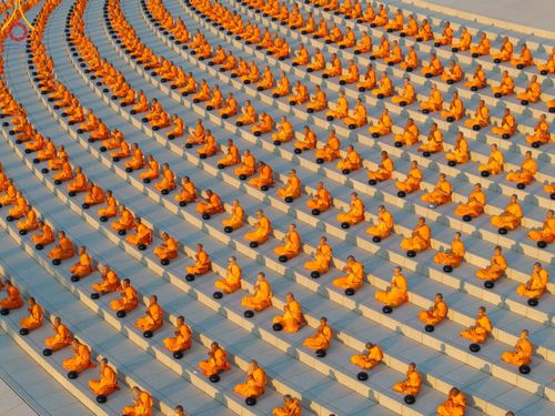 ภาพ No.187735:พิธีตักบาตรฉลองพระใหม่ ต้อนรับพุทธศักราช 2568 ณ ลานธรรมพระมหาธรรมกายเจดีย์ วัดพระธรรมกาย จ.ปทุมธานี วันที่ 1 มกราคม พ.ศ. 2568