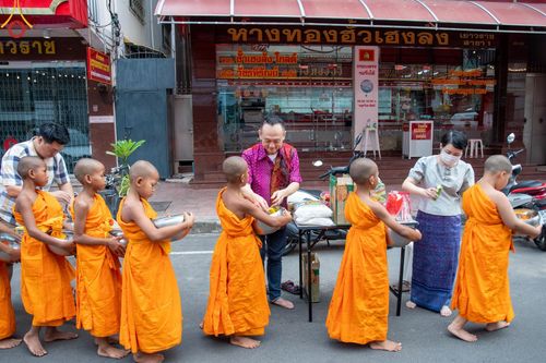 ภาพ No.62041:สามเณรจากศูนย์อบรมเยาวชนสุรินทร์ ออกบิณฑบาต รอบอำเภอเมือง จ.สุรินทร์ ในโครงการบรรพชาสามเณร ฟื้นฟูพระพุทธศาสนาทั่วไทย วันที่ 9 เมษายน พ.ศ. 2567