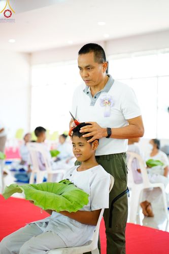 ภาพ No.134835:พิธีตัดปอยผม พิธีขอขมารับผ้าไตร พิธีบรรพชา และพิธีถวายบาตร ในโครงการบรรพชาสามเณร ฟื้นฟูพระพุทธศาสนาทั่วไทย  ณ ศูนย์ปฏิบัติธรรมและศูนย์อบรมเยาวชนเพชรบุรี ต.ท่าแลง อ.ท่ายาง จ.เพชรบุรี
