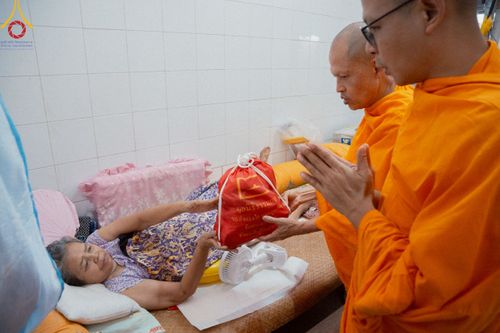 ภาพ No.220297:วันที่ 17 เมษายน พ.ศ. 2568 ผู้แทนวัดพระธรรมกาย ลงพื้นที่เยียวยา ซับน้ำตาเหยื่อแผ่นดินไหวมัณฑะเลย์