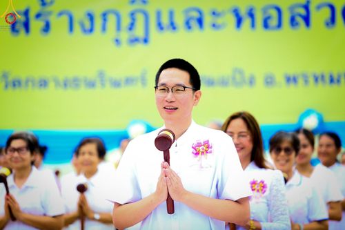 ภาพ No.140440:พิธีตอกเสาเข็มเป็นปฐมฤกษ์ เพื่อสร้างกุฎิและหอสวดมนต์ และพิธีทอดผ้าป่าบำรุงวัด ณ วัดกลางธนรินทร์ ต.บ้านแป้ง อ.พรหมบุรี จ.สิงห์บุรี วันอาทิตย์ที่ 9 มิถุนายน พ.ศ.2567