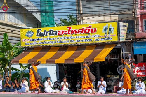 ภาพ No.107853:พิธีต้อนรับพระธรรมยาตรา ในโครงการธรรมยาตรากตัญญูบูชา มหาปูชนียาจารย์ พระมงคลเทพมุนี(สด จนฺทสโร) พระผู้ปราบมาร อนุสรณ์สถาน 7 แห่ง ปีที่ 12 วันที่ 7 มกราคม พ.ศ. 2567 ณ อนุสรณ์สถานคลองบางนางแท่น  อ.สามพราน จ.นครปฐม