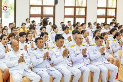 ภาพ No.179589:พิธีเจริญพระพุทธมนต์ พิธีทำบุญตักบาตรถวายพระราชกุศล และพิธีวางพานพุ่มดอกไม้ถวายราชสักการะ  แด่พระบาทสมเด็จพระบรมชนกาธิเบศร มหาภูมิพลอดุลยเดชมหาราช บรมนาถบพิตร เนื่องในวันคล้ายวันพระบรมราชสมภพ วันชาติ และวันพ่อแห่งชาติ วันพฤหัสบดีที่ 5 ธันวาคม พ.ศ. 2567 ณ