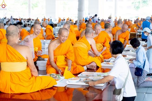 ภาพ No.248516:วันที่ 27 กันยายน พ.ศ. 2568 พิธีถวายเมนูสวรรค์เพื่อการบรรลุธรรม ณ หอฉันคุณยายอาจารย์ฯ วัดพระธรรมกาย