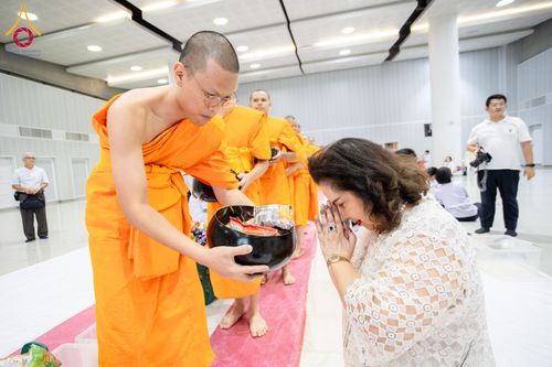 ภาพ No.60768:พิธีตักบาตรพระภิกษุสามเณร ธรรมทายาทระดับอุดมศึกษา วันเสาร์ที่ 20 เมษายน พ.ศ. 2567 ณ ห้องปฎิบัติธรรม ชั้นลอย มหารัตนวิหารคด 13 วัดพระธรรมกาย จ.ปทุมธานี