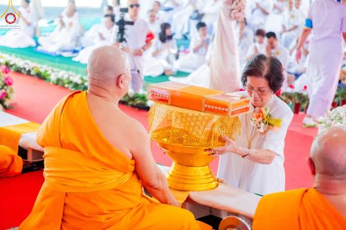 ภาพ No.100316:พิธีทอดกฐินบรมจักรพรรดิ ณ วัดพระธรรมกายแคลิฟอร์เนีย เมืองอาซูซ่า รัฐแคลิฟอร์เนีย ประเทศสหรัฐอเมริกา วันอาทิตย์ที่ 12 พฤศจิกายน พ.ศ. 2566
