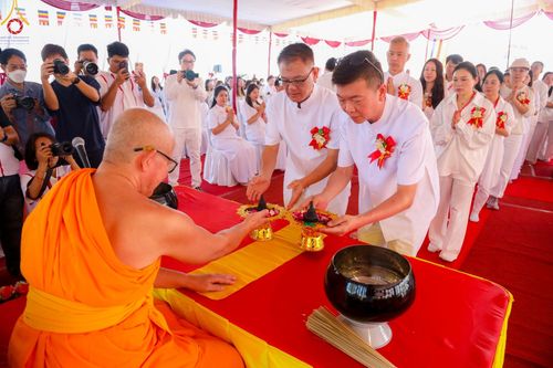 ภาพ No.104153:พิธีโปรยรัตนชาติ วางศิลาฤกษ์ สามเณรธรรมทายาทชาวอินโดนีเซียกว่า 1,000 รูป ณ มหาเจดีย์บุโรพุทโธ ประเทศอินโดนีเซีย ในวันที่ 21 ธันวาคม พ.ศ. 2566