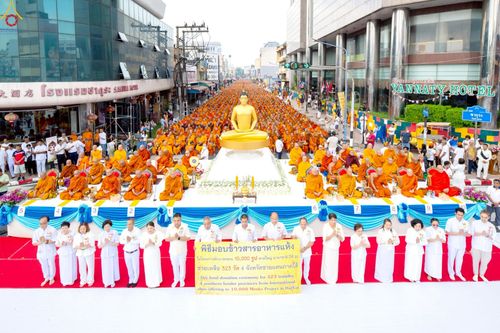 ภาพ No.236921:วันอาทิตย์ที่ 10 สิงหาคม พ.ศ. 2568 มหาสังฆทานครั้งยิ่งใหญ่ ตักบาตรพระ 10,000 รูป ถ.นิพัทธ์อุทิศ 3 ใจกลางนครหาดใหญ่ จ.สงขลา