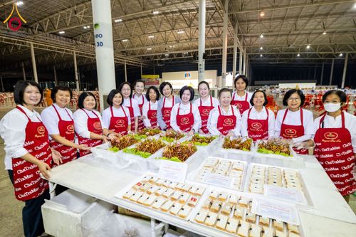 ภาพ No.203665:พิธีถวายภัตตาหารเป็นสังฆทาน แด่พระธรรมยาตรา ณ วัดพระธรรมกาย ตำบลคลองสาม อำเภอคลองหลวง จังหวัดปทุมธานี ในโครงการธรรมยาตรา กตัญญูบูชา มหาปูชนียาจารย์ พระมงคลเทพมุนี(สด จนฺทสโร) พระผู้ปราบมาร อนุสรณ์สถาน 7 แห่ง ปีที่ 13 วันที่ 30 มกราคม พ.ศ. 2568