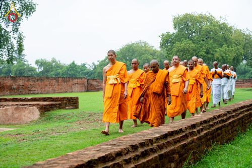 ภาพ No.231035:วันที่ 1 กรกฎาคม พ.ศ. 2568 โครงการบรรพชาสามเณร 300 รูป ถวายเป็นพุทธบูชา  วันอาสาฬหบูชา ณ จุดกำเนิดพระรัตนตรัย  ต้นแหล่งธัมมจักกัปปวัตตนสูตร เมืองพาราณสี  สารนาถ ประเทศอินเดีย